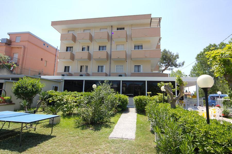 ריצ'יונה Hotel Pigalle מראה חיצוני תמונה
