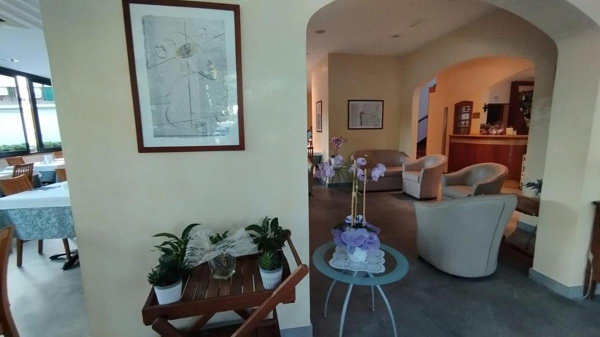 ריצ'יונה Hotel Pigalle מראה חיצוני תמונה