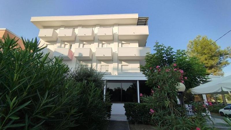 ריצ'יונה Hotel Pigalle מראה חיצוני תמונה