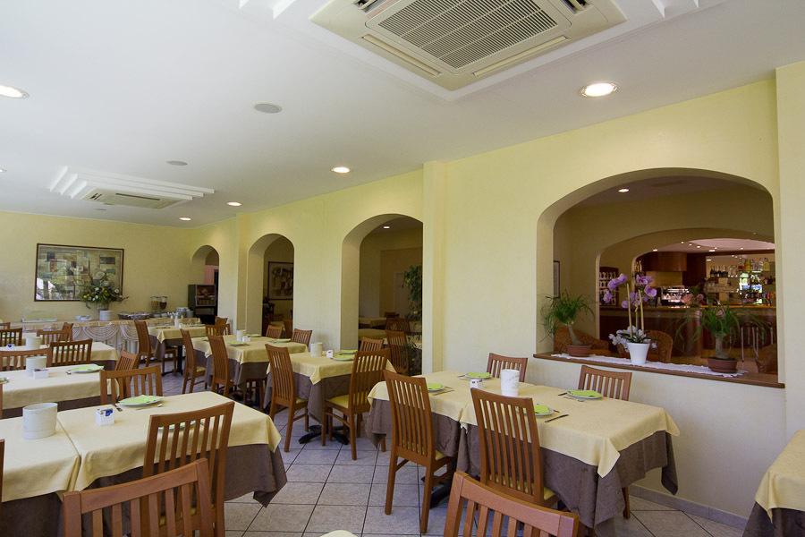 ריצ'יונה Hotel Pigalle מראה חיצוני תמונה