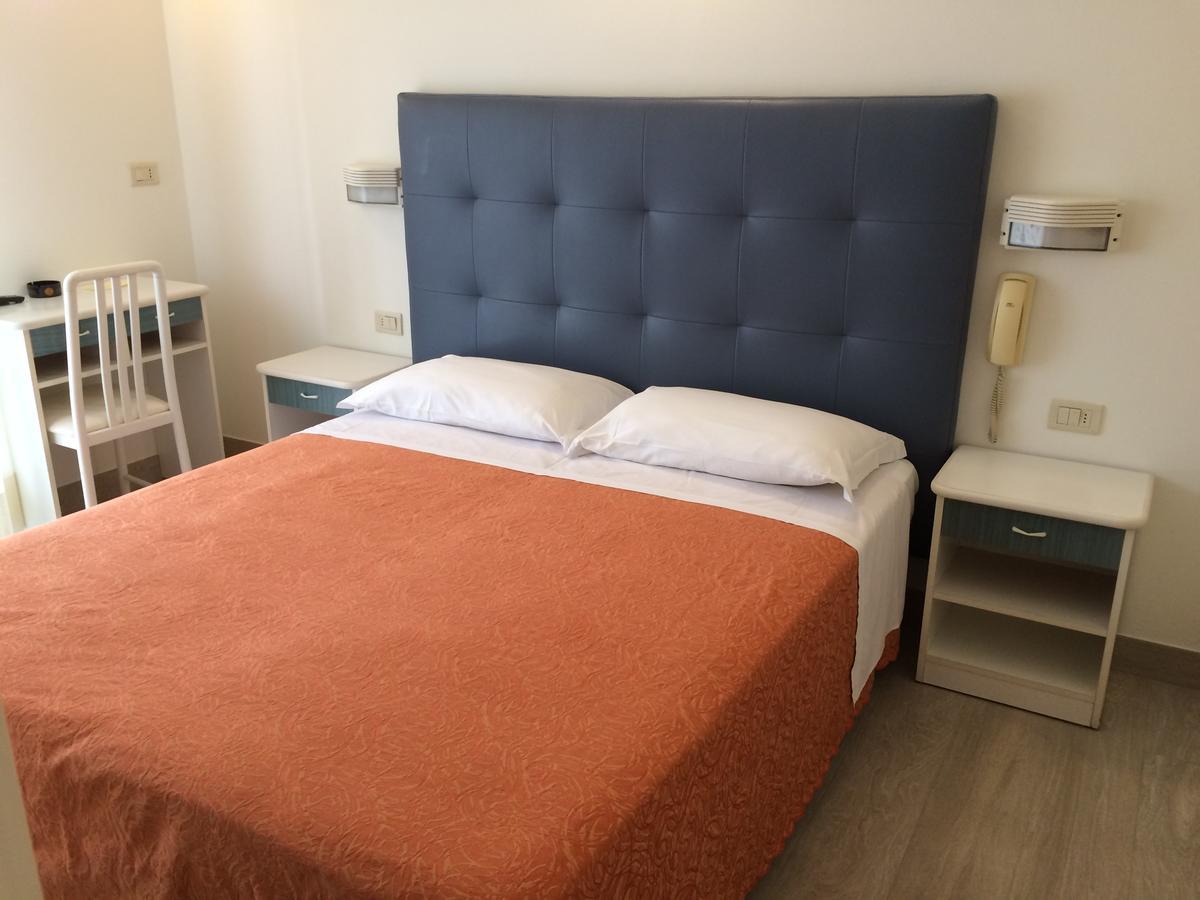 ריצ'יונה Hotel Pigalle מראה חיצוני תמונה